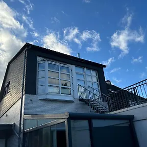 Mit Privatparkplatz, Terrasse Und Stadtnaehe Ferienhaus